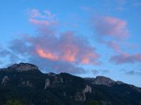 Glühende Wolken zwischen Scheibenwand und Sonnwendwand
